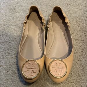 Tory Burch nude flats patten leather